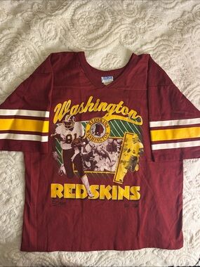 Washington Redskins mens Short-Sleeve Graphic Tee - Burgundy & Yellow. Unisex